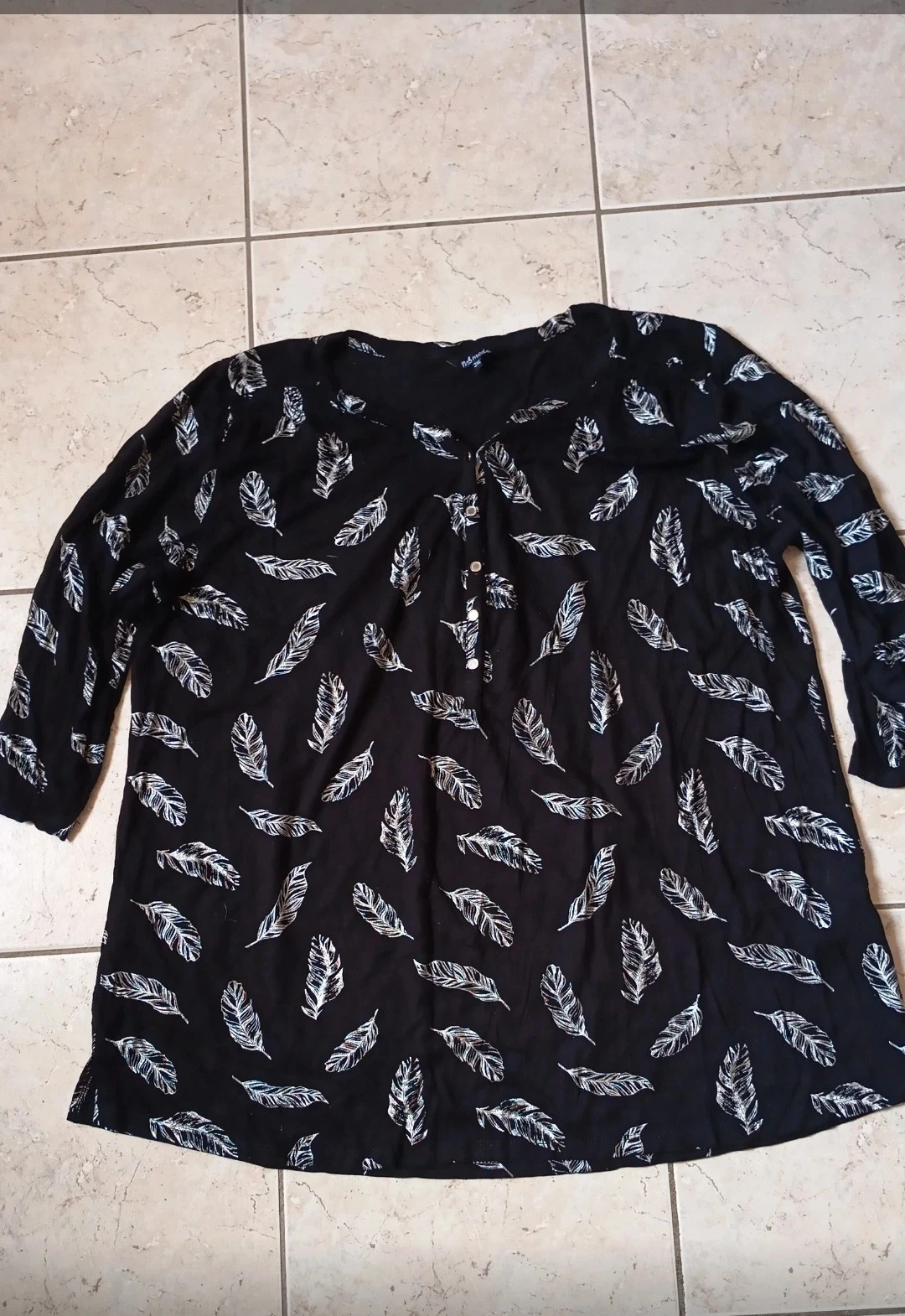 Tunique noire avec plumes